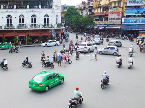 ベトナムはハノイ旧市街近辺の、車とバイクと人が入り乱れる交差点。