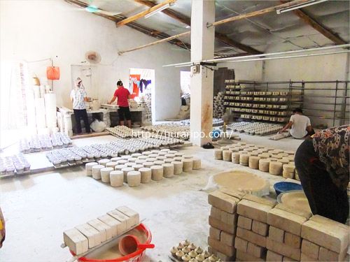 陶器で有名なハノイ近郊のバッチャン村にある陶器工場