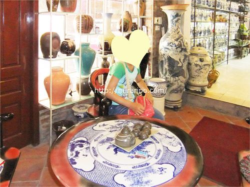 陶器で有名なハノイ近郊のバッチャン村にある陶器販売店
