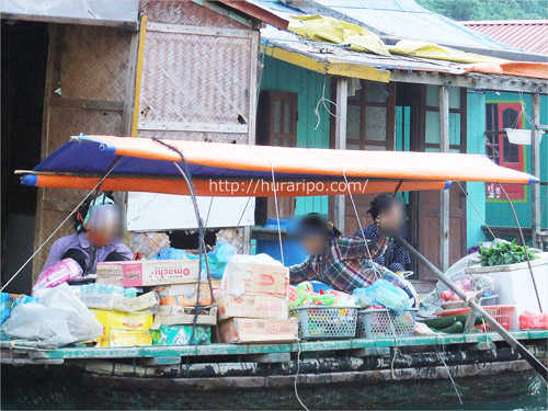 ハロン湾の水上村で生活する人々を支えるマーケットの小舟