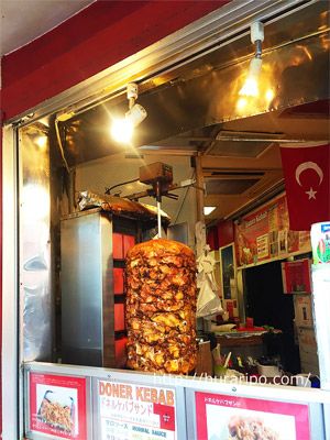 日本のお祭りで見かけるようになってきたトルコ料理のケバブ。