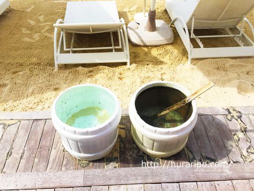モーベンピックホテルのビーチに置かれている樽。足についた砂を落とすためのお水がたっぷりと入っている。