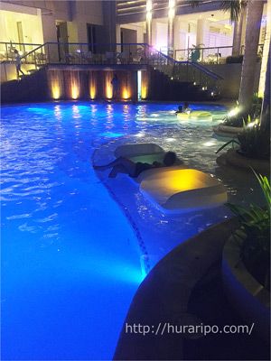 モーベンピックホテルマクタンアイランドセブの幻想的なプール