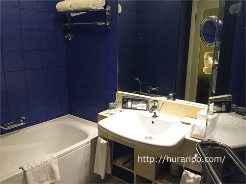 モーベンピックホテルマクタンアイランドセブのバスルーム