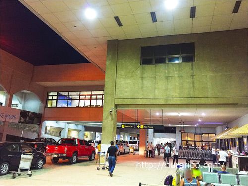 フィリピンのマクタンセブ国際空港。19時頃は人の往来が多く安心。