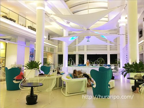 フィリピンのセブ島にあるモーベンピックホテルマクタンアイランドセブの清潔感溢れるロビー。