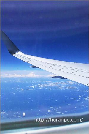 成田発フィリピンのニノイ・アキノ国際空港行き飛行の中から撮影した青空。