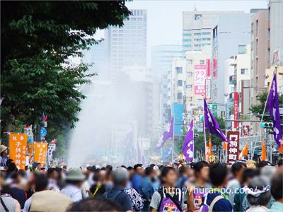 富岡八幡宮例祭水かけ祭りの水は沿道の観客にもふりかかる。