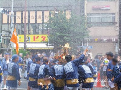 富岡八幡宮例祭での水かけの光景と混雑ぶり。