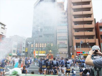 富岡八幡宮の水かけ祭りでは、消火栓のホースも使われる。
