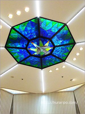 ホテルメトロポリタン池袋の結婚式会場となる教会の天井にはめられた、八角形の上品なステンドグラス。