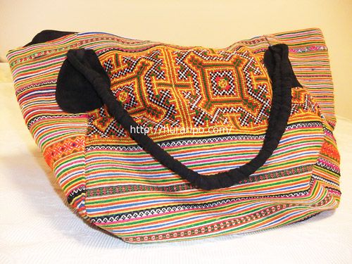 サパ地方に住む少数民族の人たちが手織りで作るバッグ
