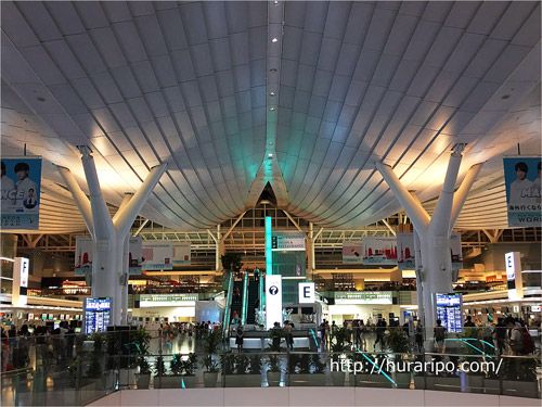 日中と変わらない旅行客が夜中でも往来する羽田国際空港