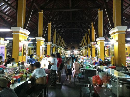 ホイアン市場の中ではベトナム料理が楽しめる