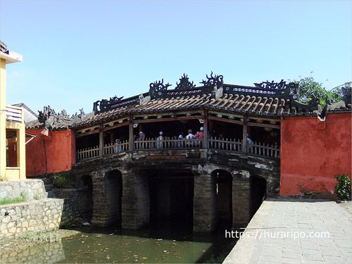 日本橋（来遠橋）の中にある小さなお寺に参拝するベトナム住民