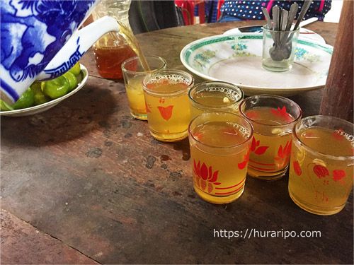 メコンデルタツアーでは、絞ったきんかん果汁とハチミツを入れたジャスミンティーもふるまわれる