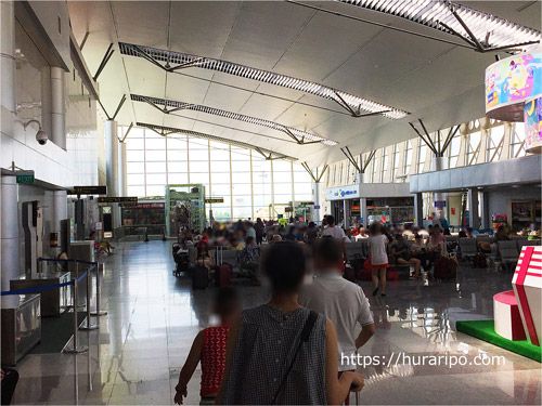 ダナン国際空港でフライトまでを待機する旅行客