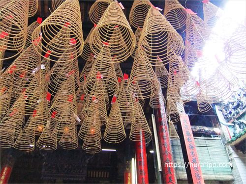 ティエンハウ廟（Chua Ba Thien Hau）の天井には願いを込めた螺旋状の線香が吊るされている