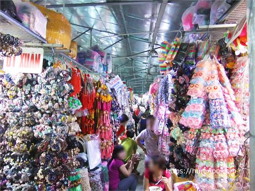 チョロン観光で人気のスポット、ビンタイ市場（Cho Binh Tay）の中の様子