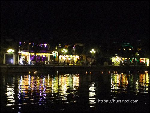 ホイアン旧市街のトゥボン川で体験できる灯篭流し