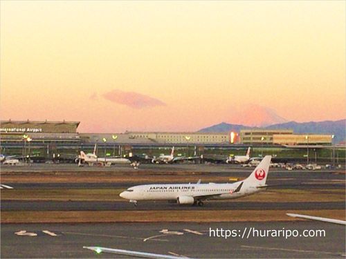 jalサクララウンジから見える滑走路を移動する機体と富士山