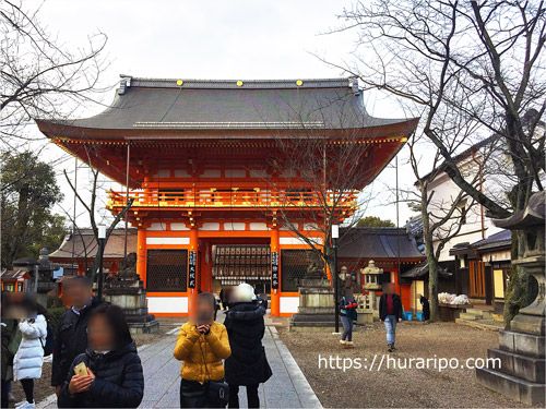 京都の代表的な大祭「祇園祭」を執り行う八坂神社の南桜門