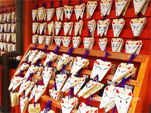 全国3万社の稲荷神社の総本宮・伏見稲荷大社でいただけるキツネ様がモチーフの絵馬
