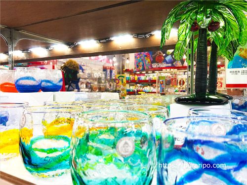 沖縄の那覇市の真ん中にある国際通りに並ぶ琉球ガラスのコップ
