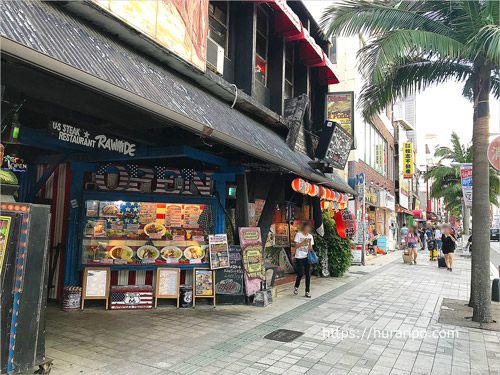 沖縄県の定番のお土産雑店が並ぶ那覇市の国際通り